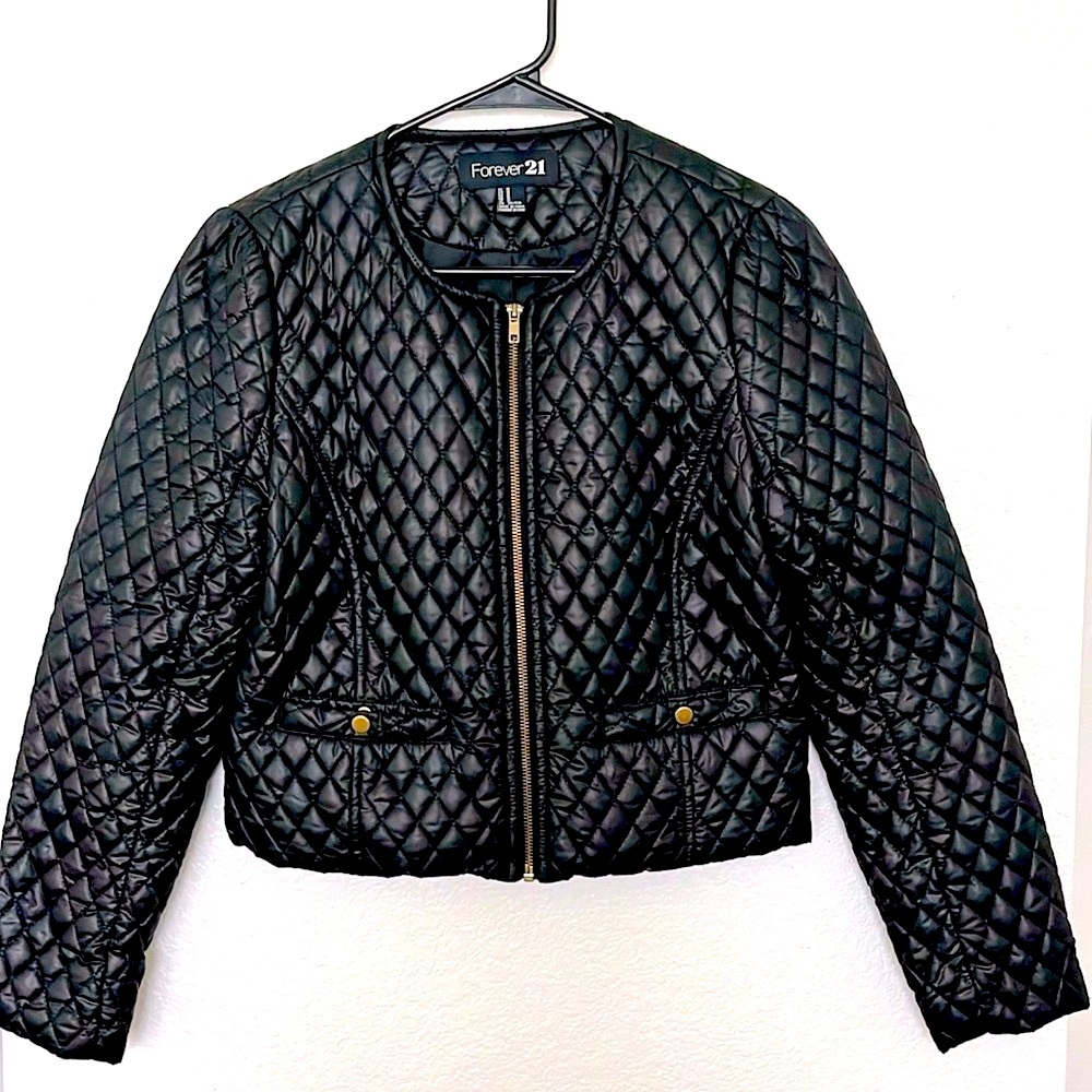 Forever 21 cropped quilted jacket. Size M. Black